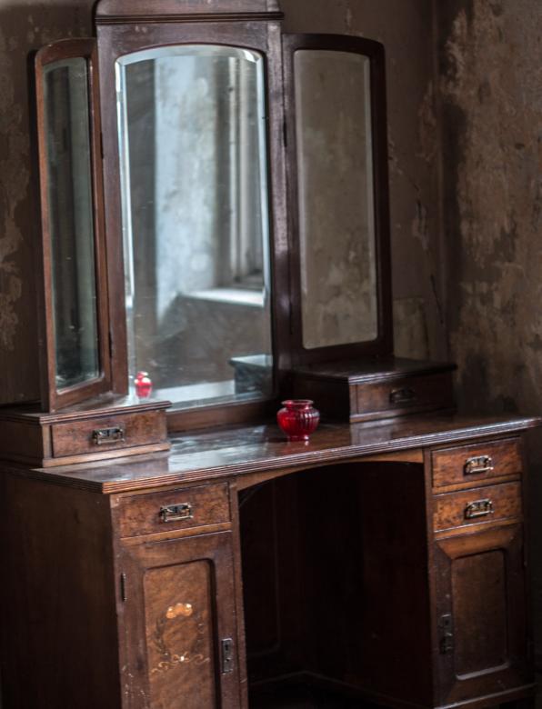 Free stock image of A place to put on makeup  created by Janis Urtans