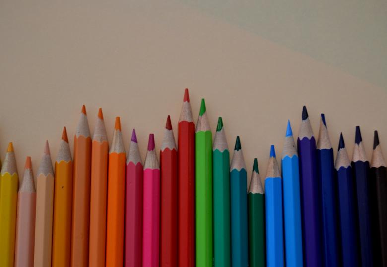 Free stock image of Colored pencils forming a curve created by Pedro P. Alcantara