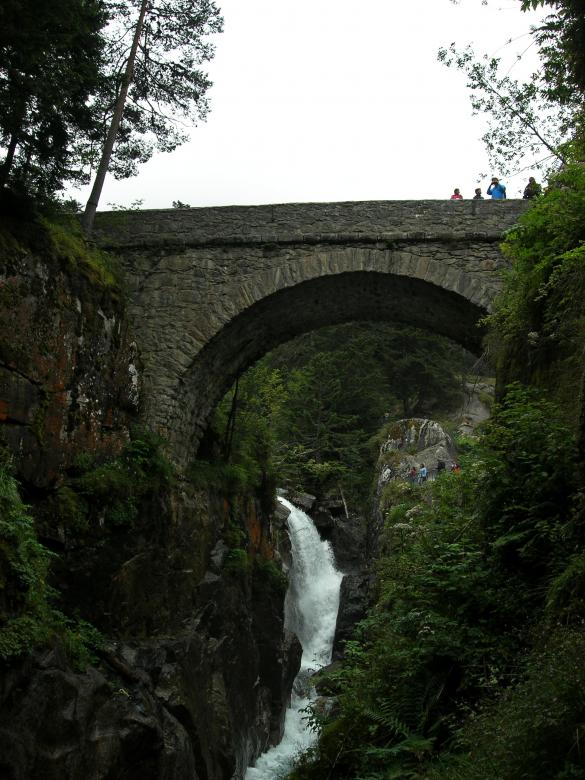 Free stock image of Stone bridge over a river created by Pedro P. Alcantara