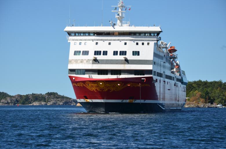 Free stock image of A ferry is very close to the quay created by Erik Schellingerhout