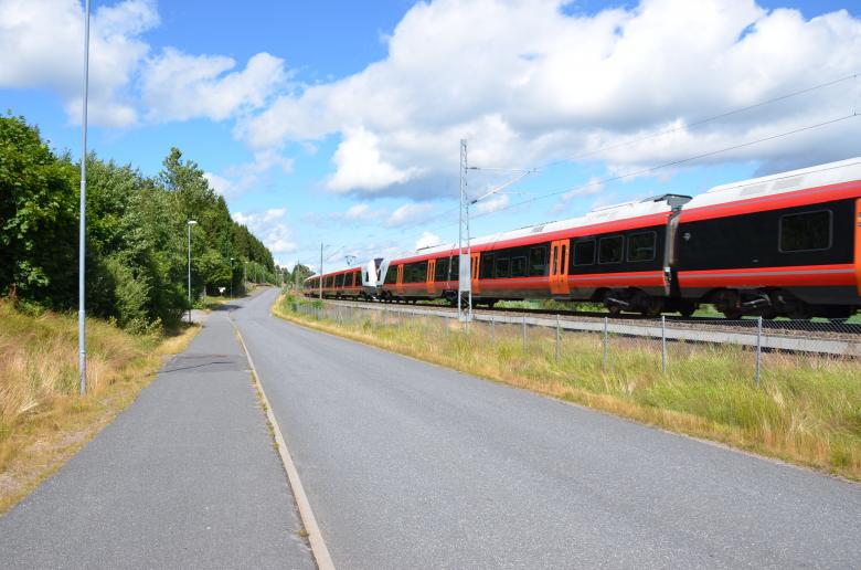 Free stock image of A train is driving near by a street created by Erik Schellingerhout