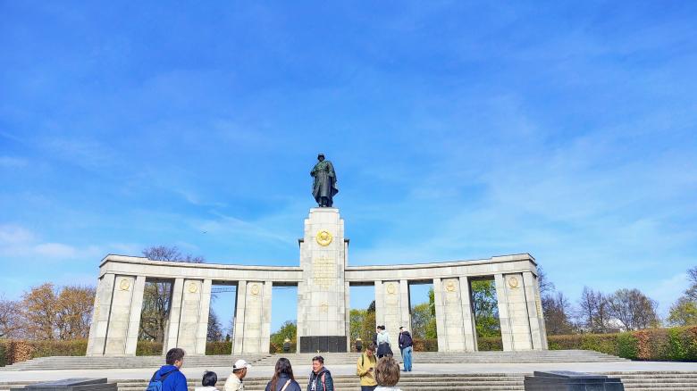 Free stock image of Soviet War Memorial with Tall Column and Statue Against Blue Sky created by Giridharan Sekeran
