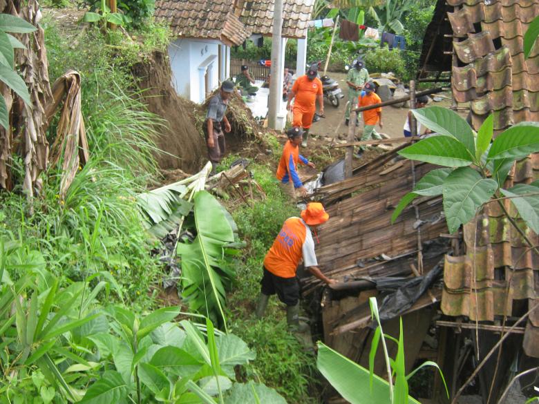 Free stock image of menolong korban bencana alam created by bang doel