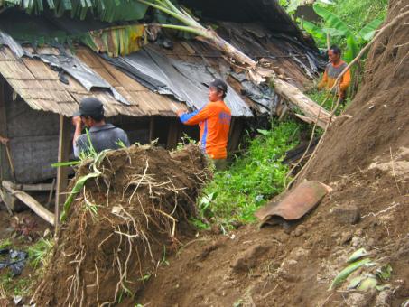tanah longsor menimpa rumah