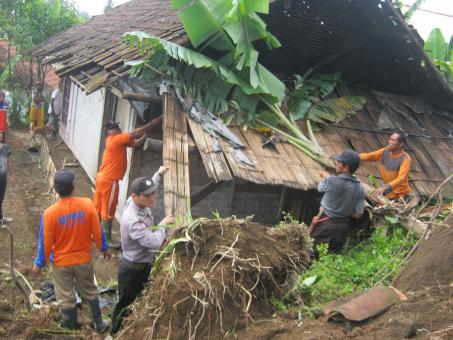 rumah hancur kena longsor