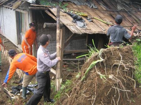 polisi menolong korban