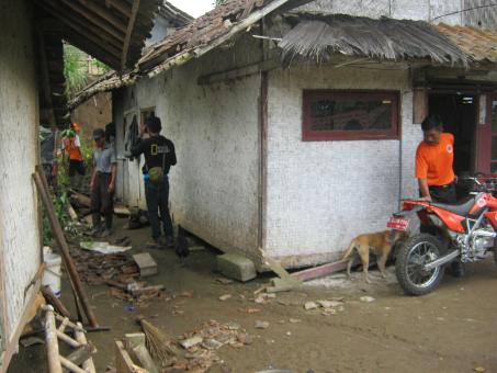 rumah panggung korban bencana