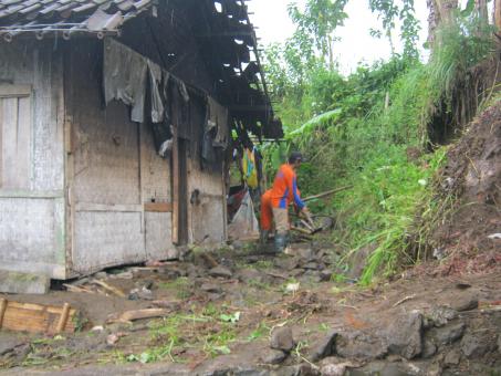 tanah longsor timpa rumah